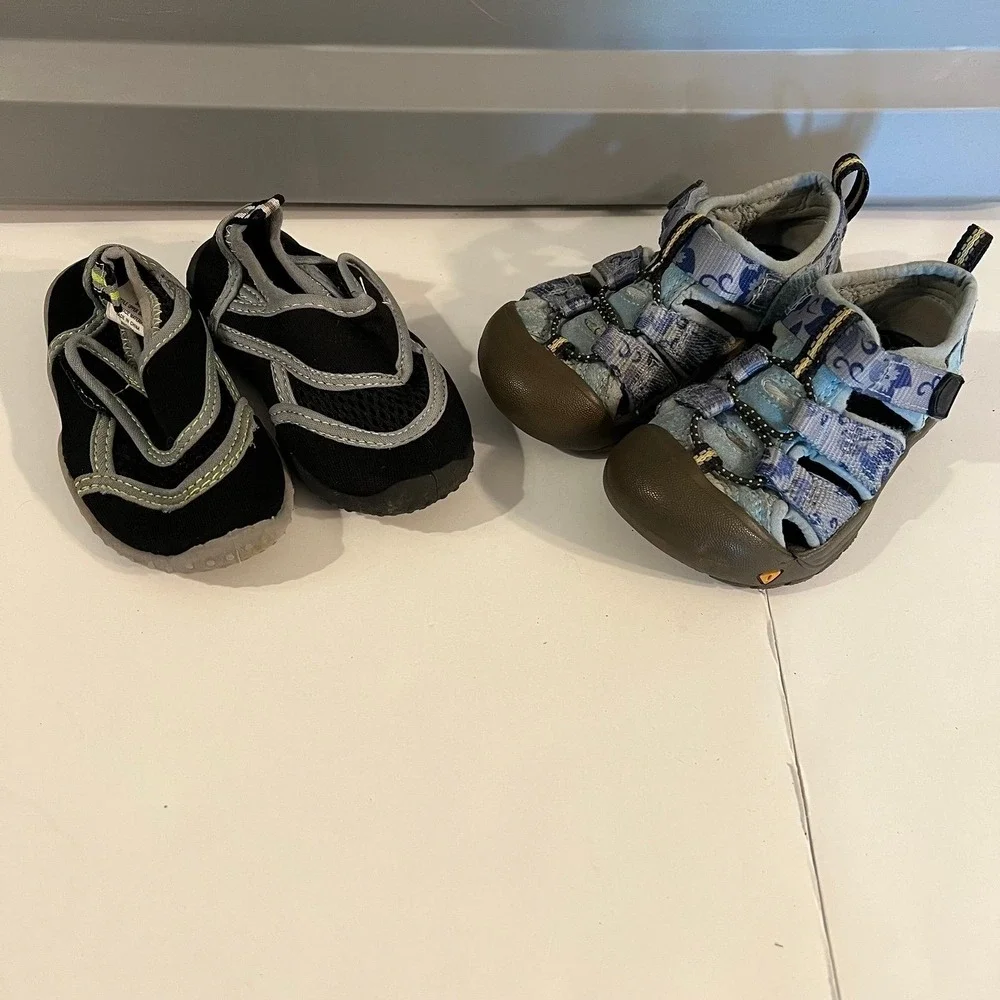 Boys size 5/6 water shoes and sandals (s-182)